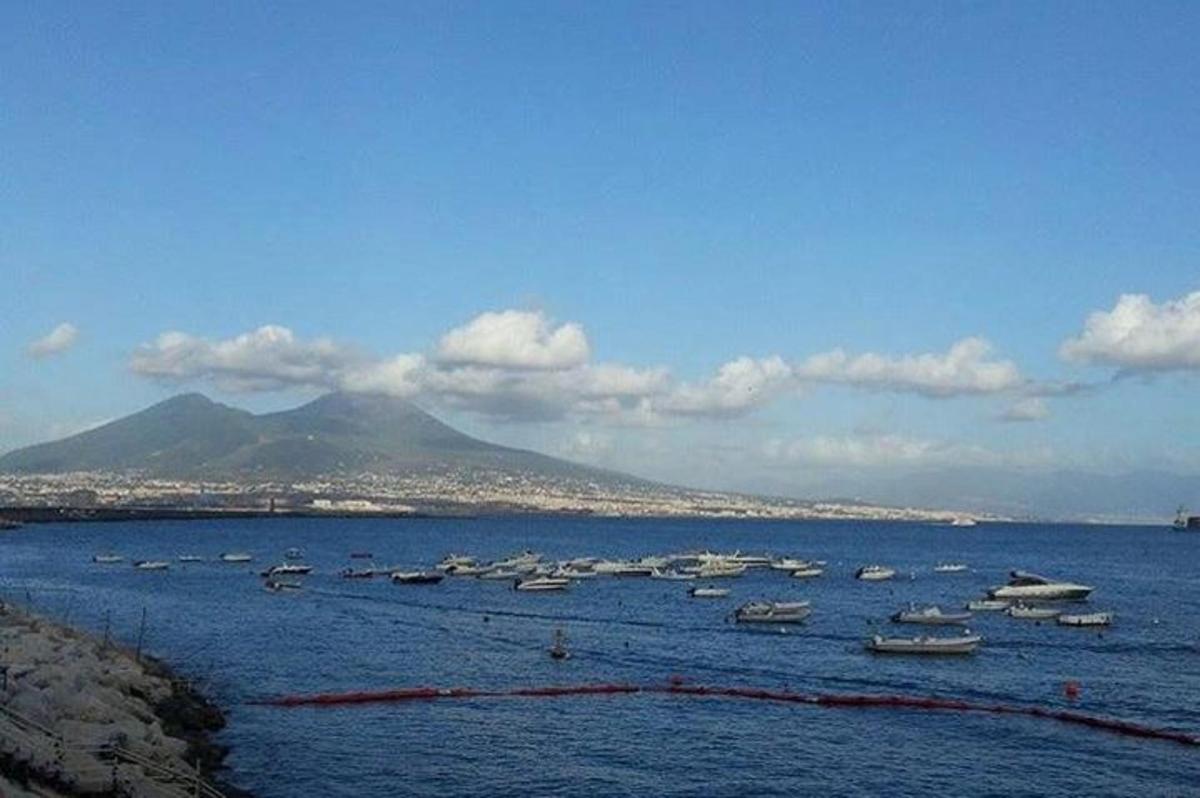 um grupo de barcos em um grande corpo de água