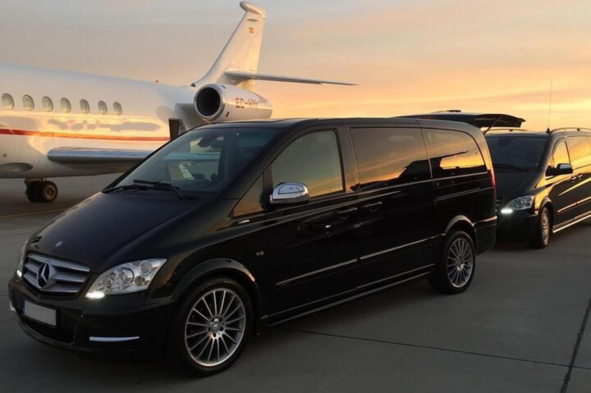 un furgone nero è parcheggiato accanto a un aereo