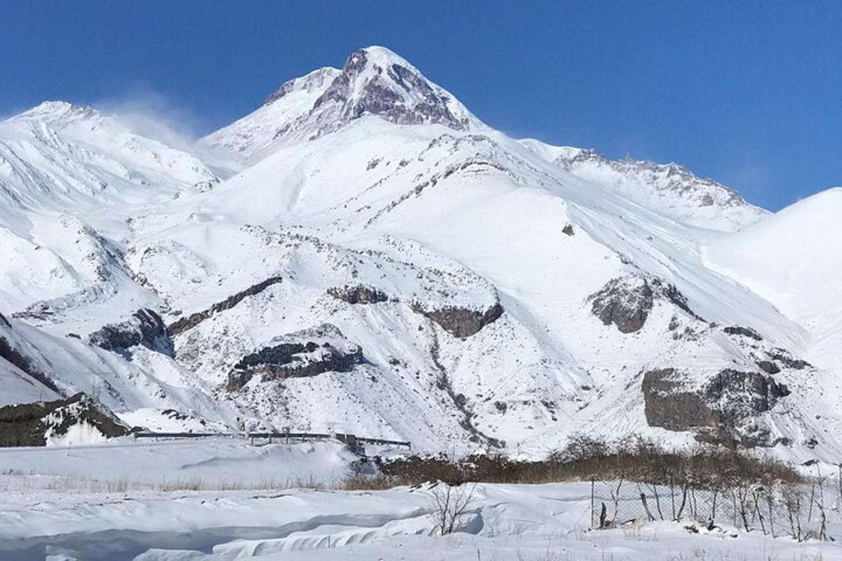 snæviþakið fjall með snæviþaknu fjalli