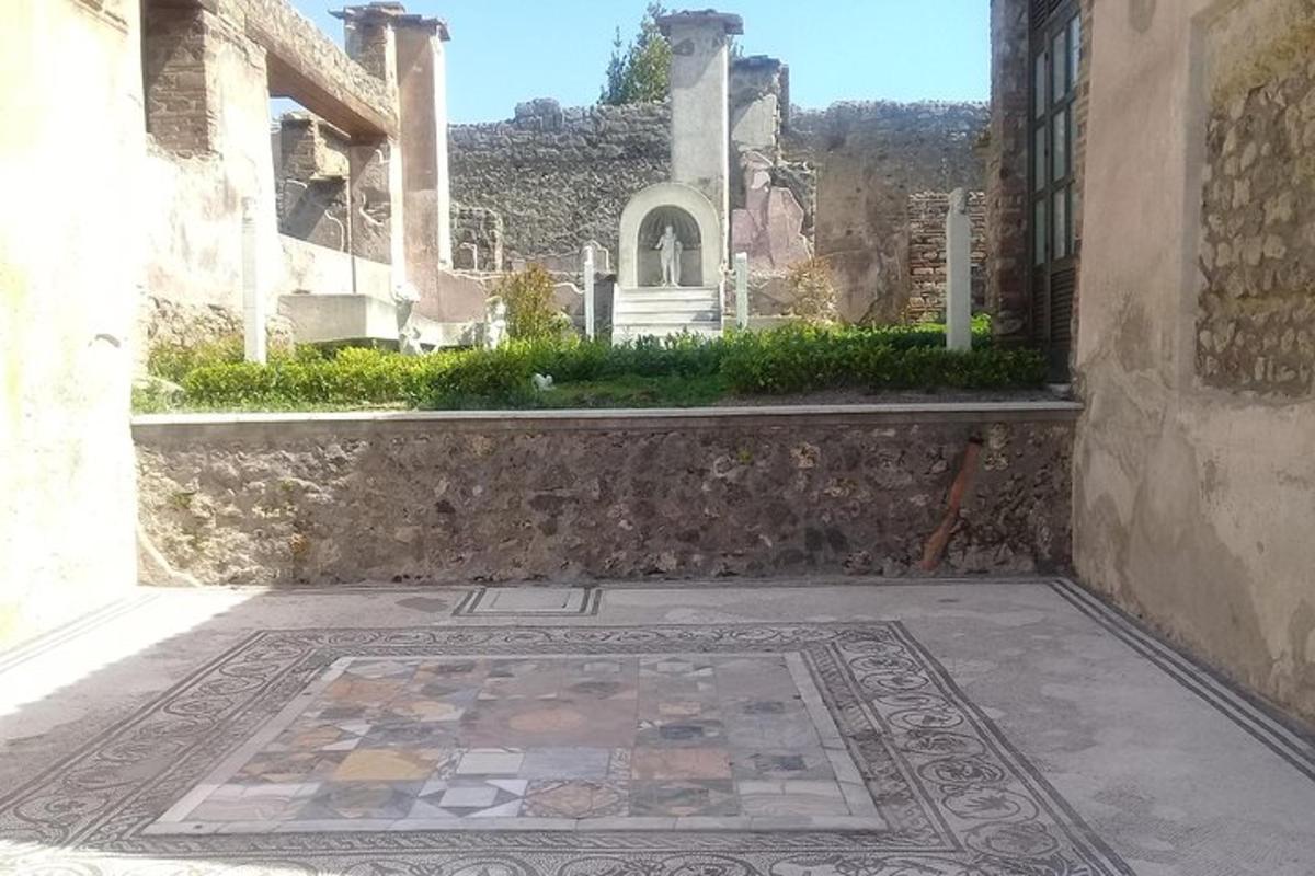 bir binanın avlusundaki mozaik zemin