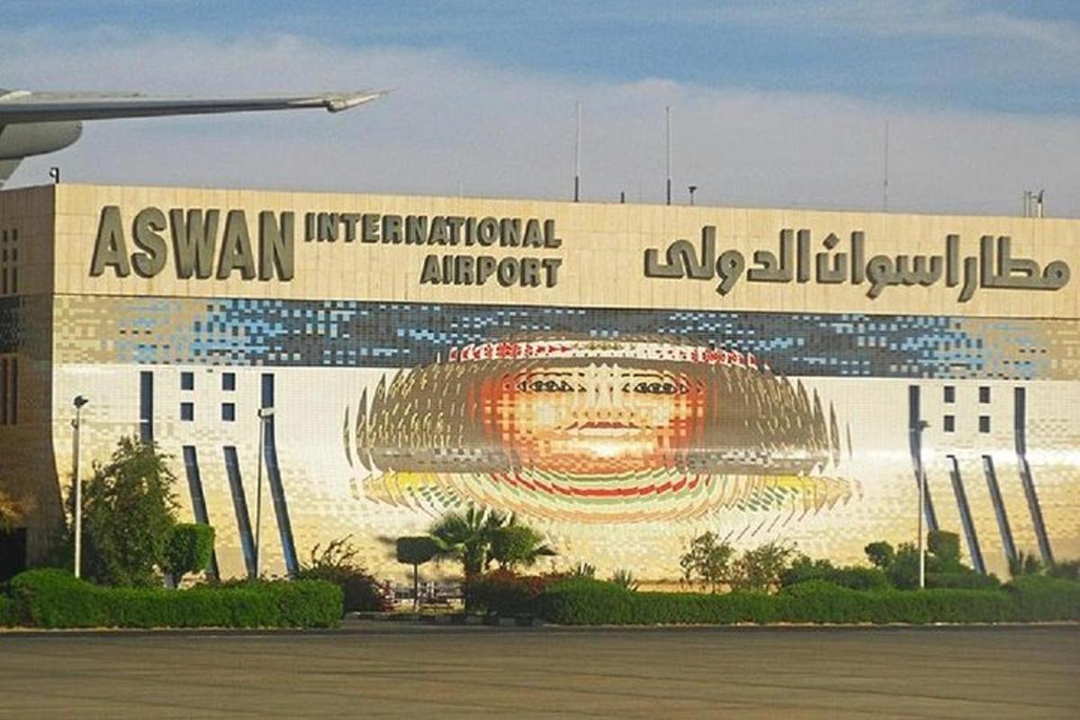 en bygning med et stort veggmaleri av en Aswan internasjonale flyplass