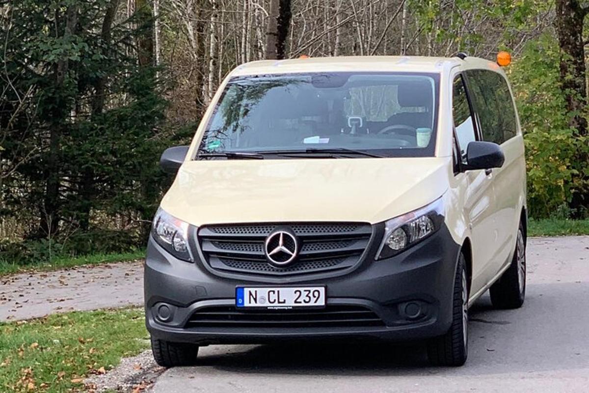 bílá dodávka parkuje na silnici