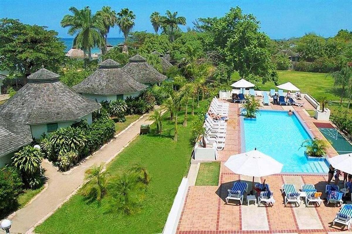 eine Luftaufnahme eines Resorts mit Swimmingpool