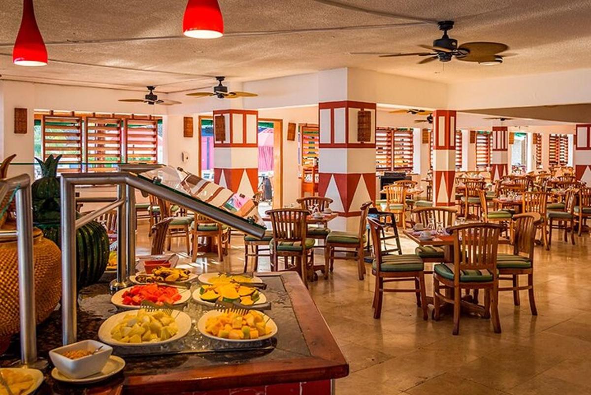 restaurace se stolem a talíři jídla