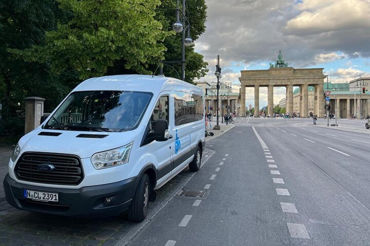 ein weißer Lieferwagen, der am Straßenrand geparkt ist