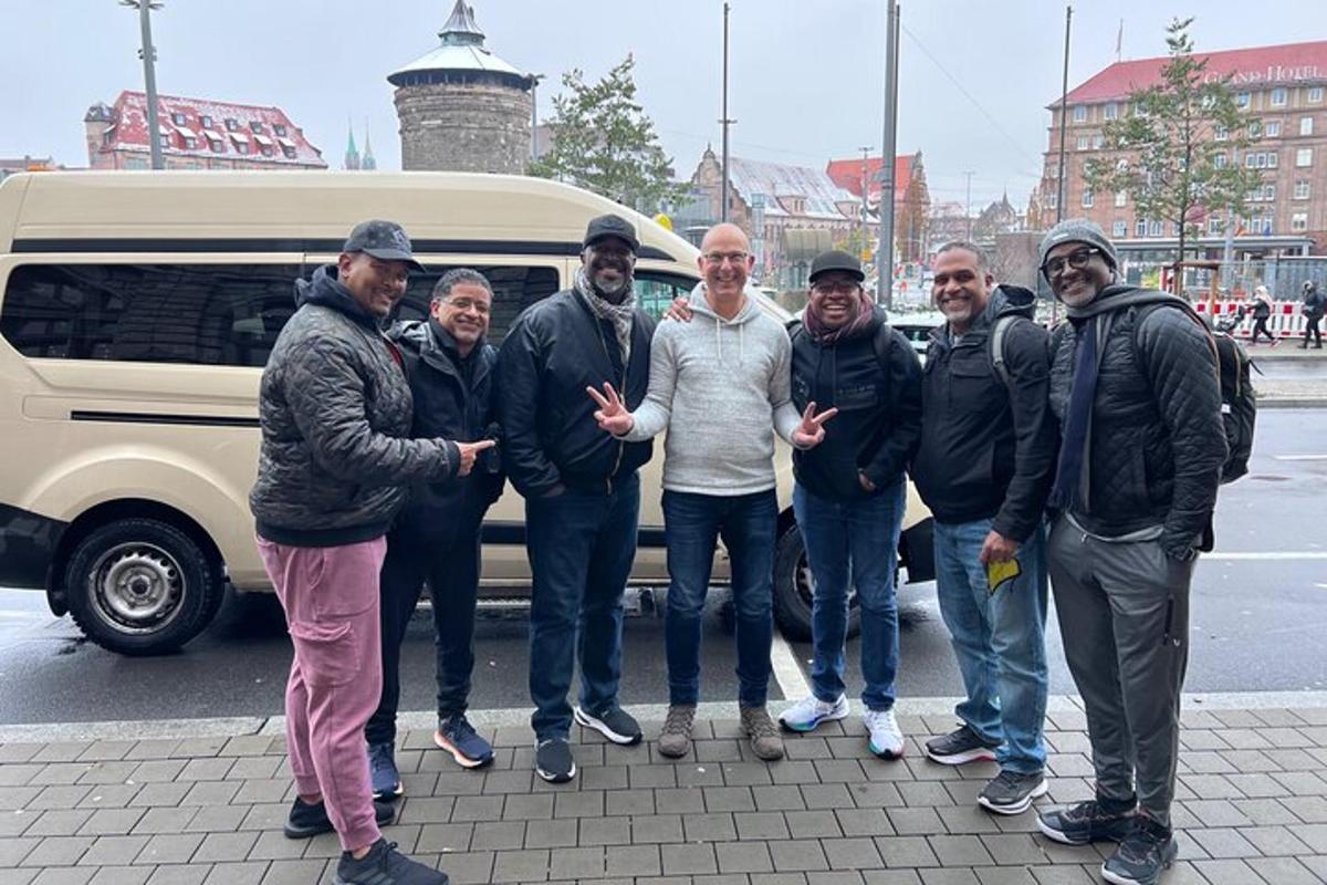 eine Gruppe von Männern steht vor einem Lieferwagen