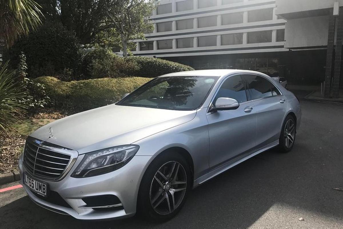 stříbrné auto zaparkované před budovou