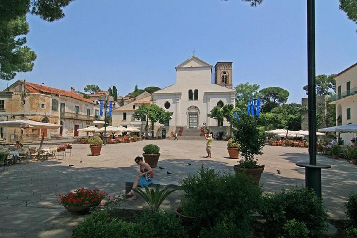 due bambini che giocano in un cortile davanti a una chiesa