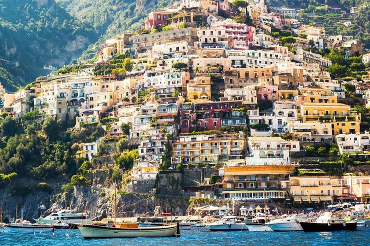 un gruppo di case su una collina con barche in acqua