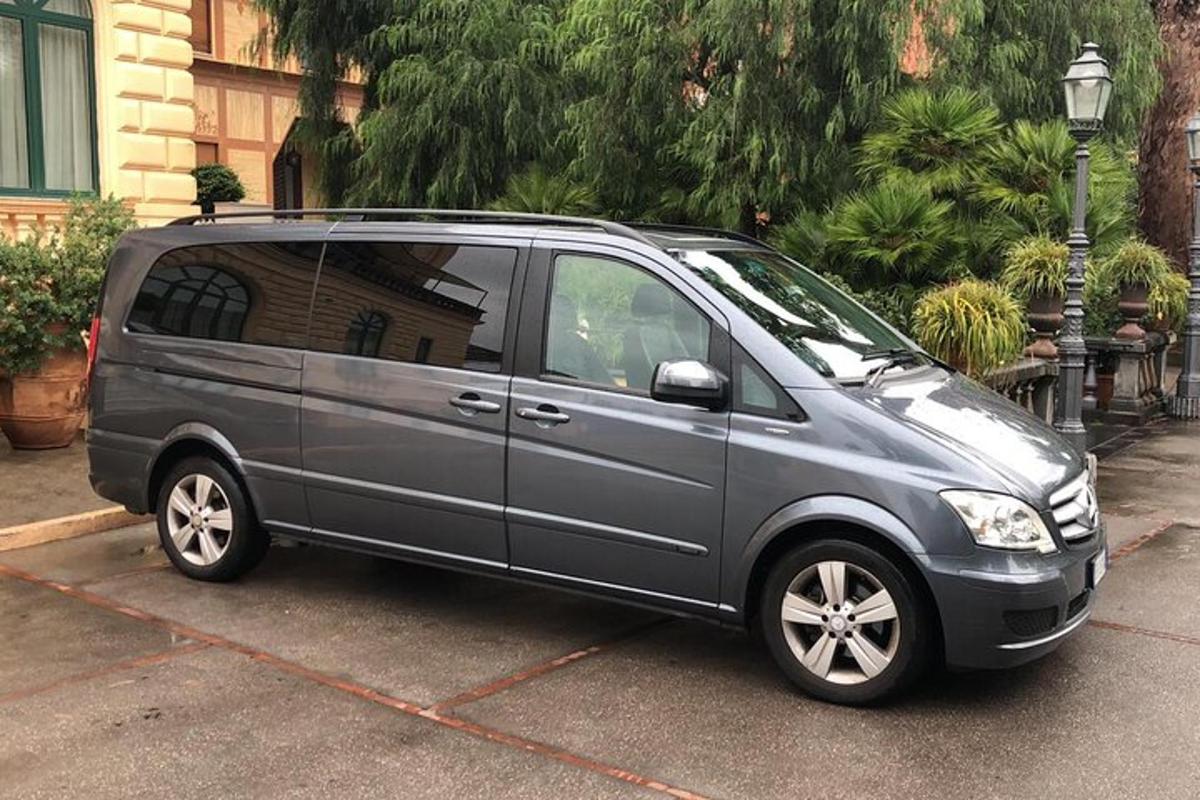 ein silberner Lieferwagen auf einem Parkplatz