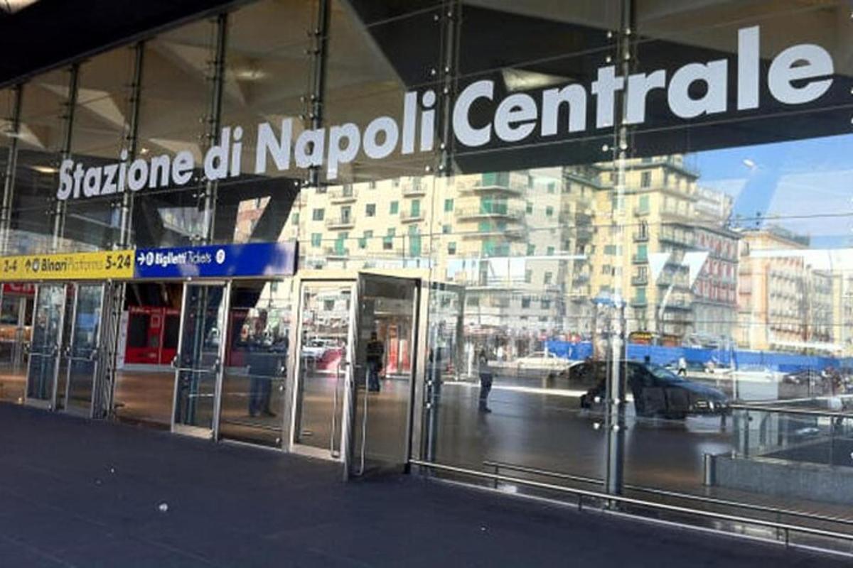 una porta a vetri di un edificio con un cartello sopra