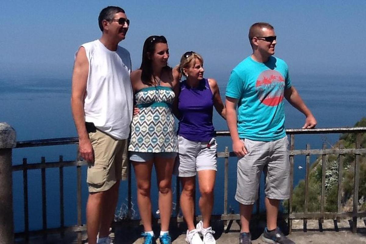 skupina lidí stojících na balkóně s výhledem na oceán