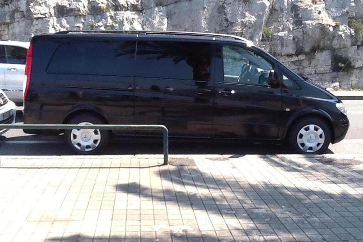 una camioneta negra estacionada al costado de una calle
