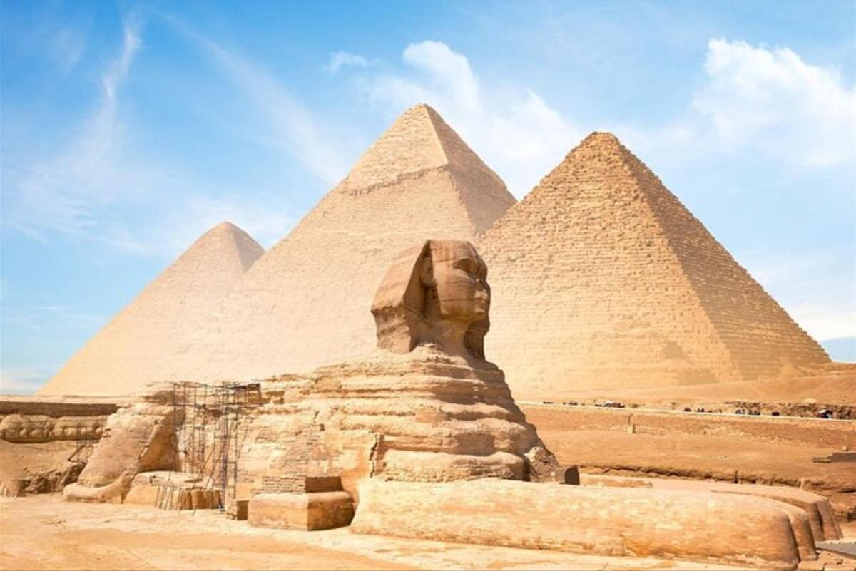 socha před pyramidami v Gíze