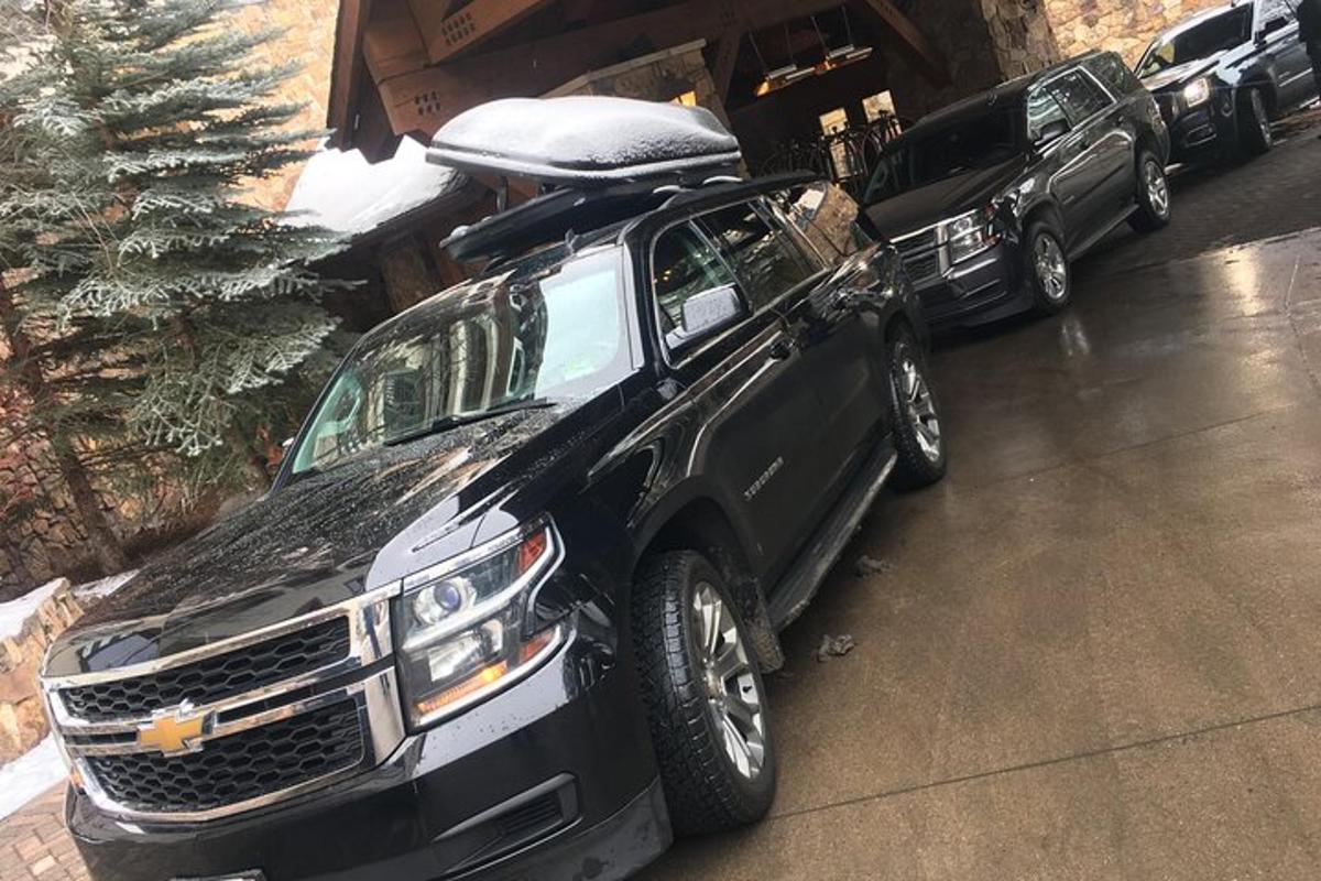 un SUV nero parcheggiato in un parcheggio