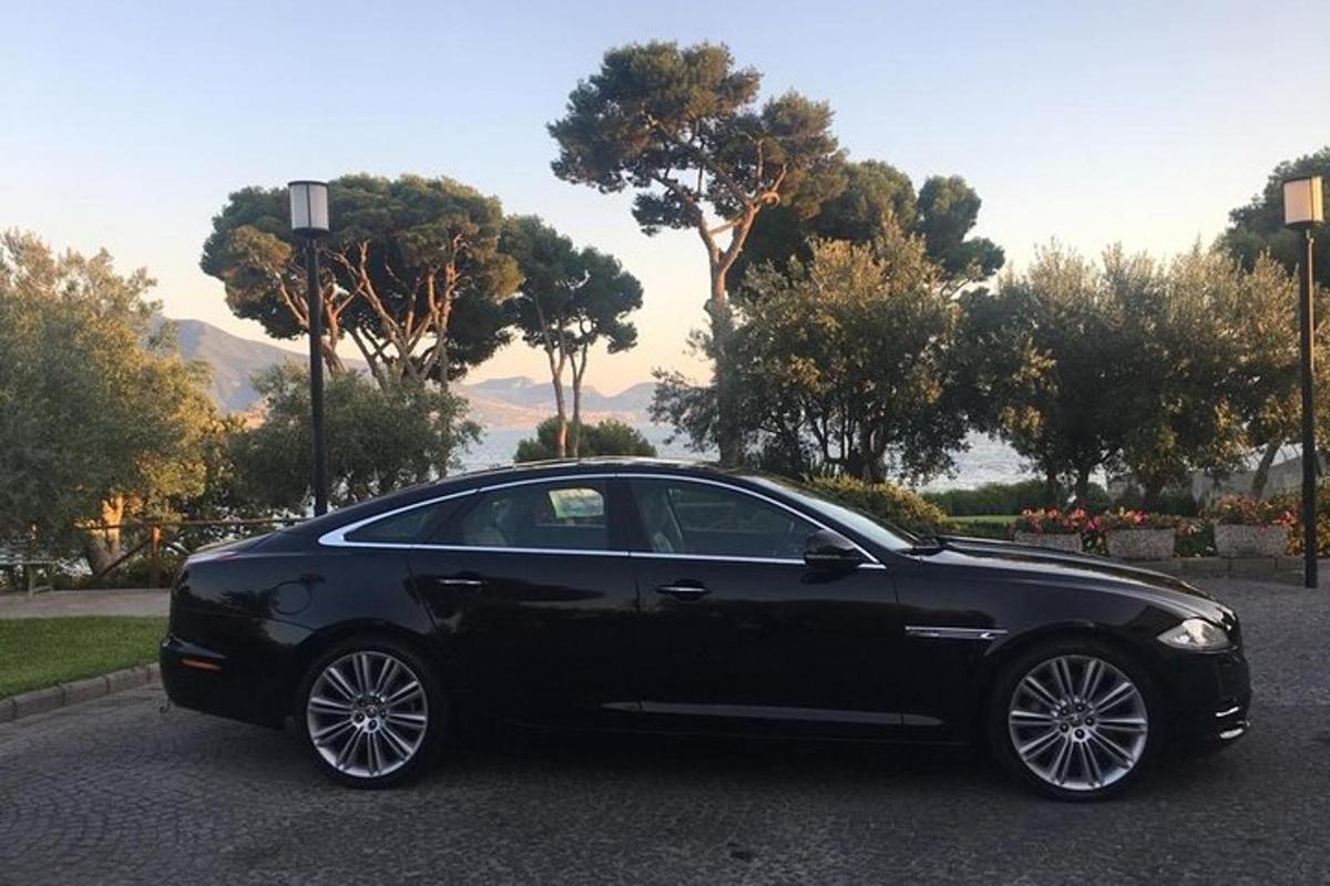 černé auto zaparkované na parkovišti