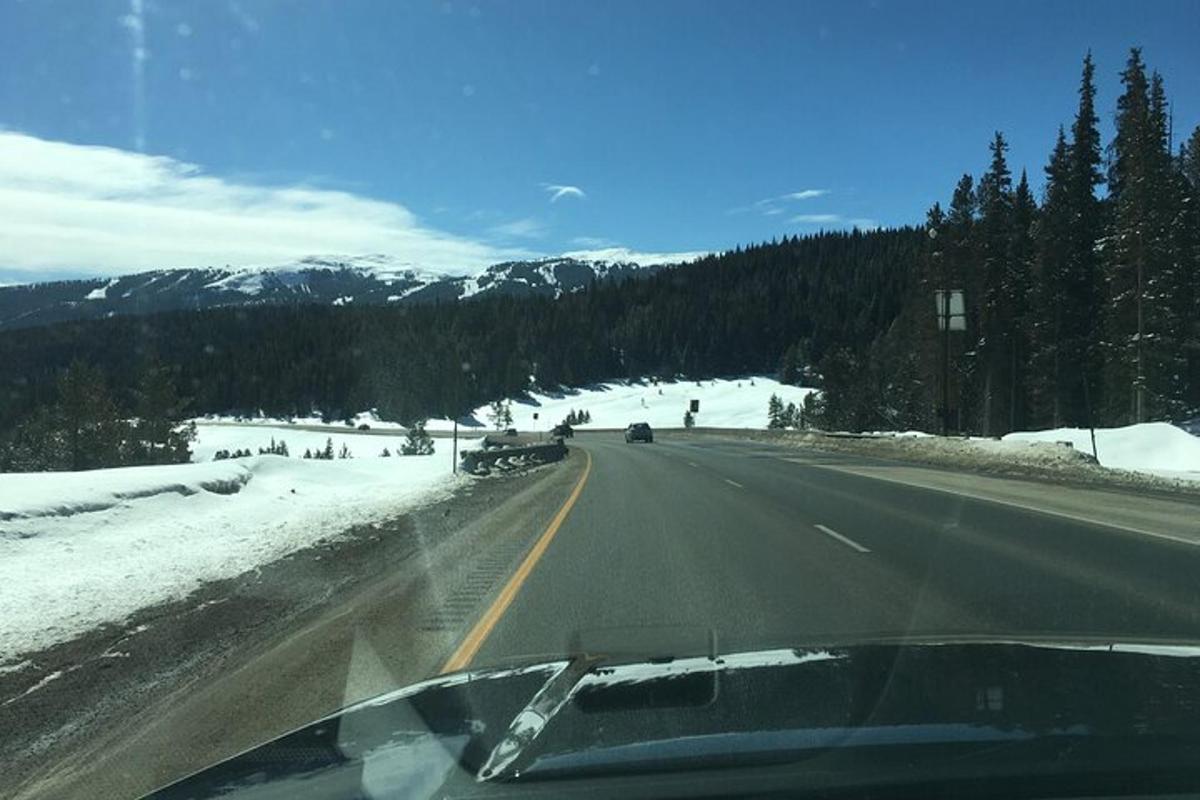 un'auto che percorre una strada innevata