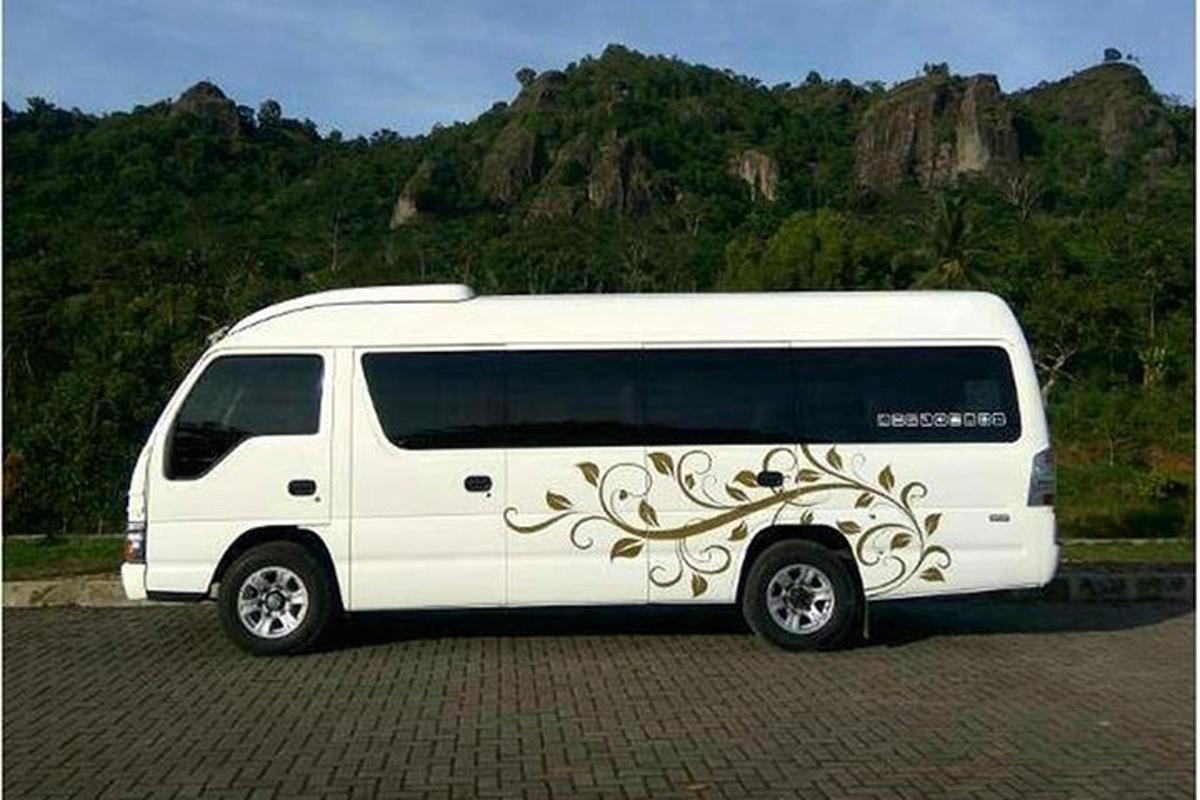ein weißer Lieferwagen mit einem Blumenmuster an der Seite