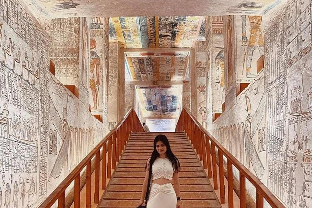 uma mulher sentada em uma escada em um prédio com pinturas