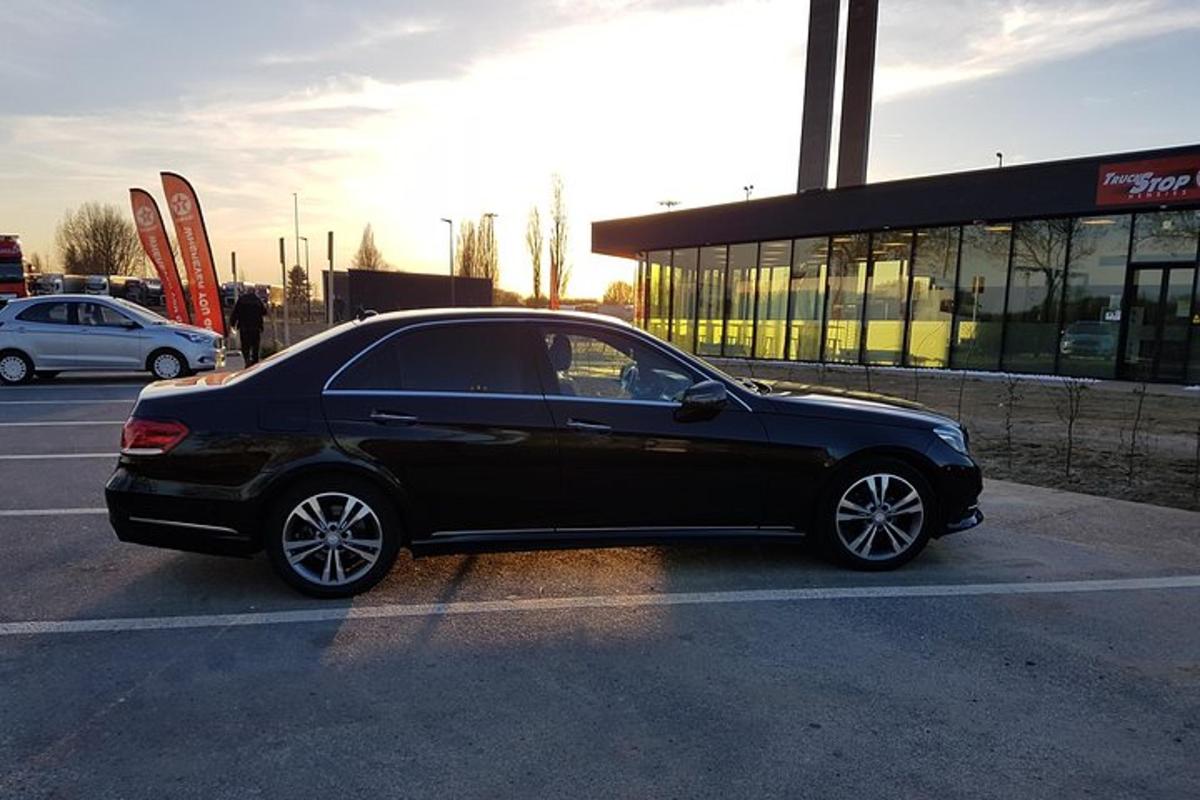 černé auto zaparkované na parkovišti