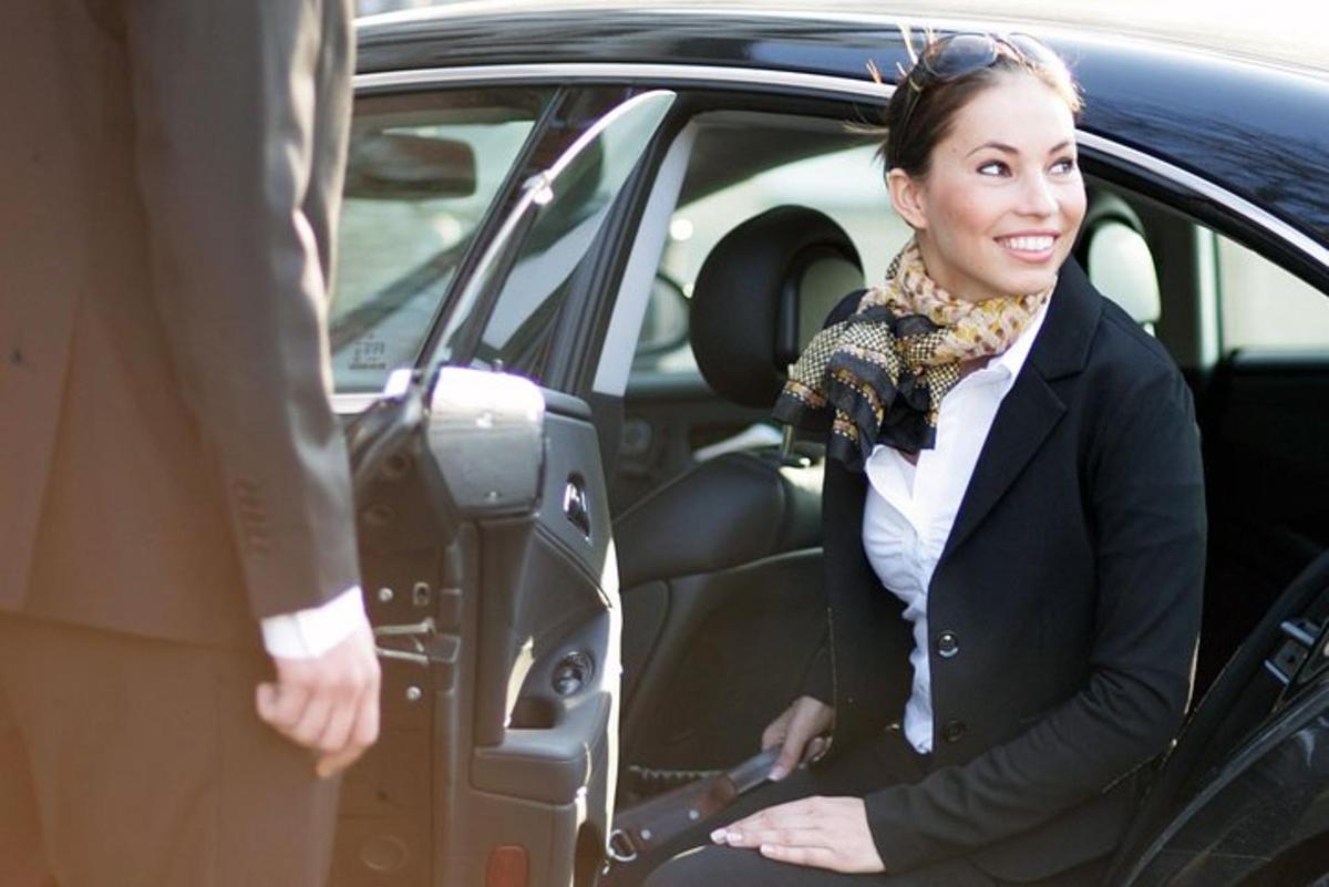 una donna seduta al posto di guida di un'auto