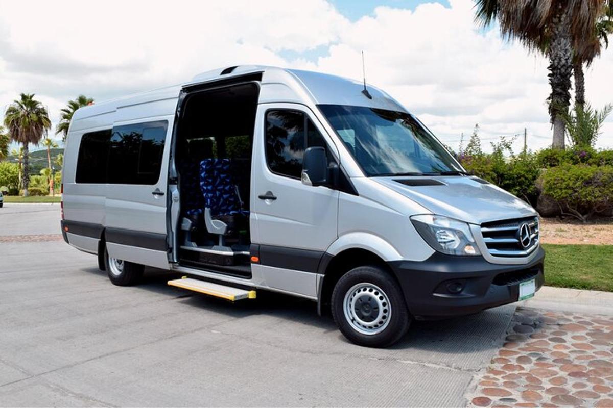 een busje geparkeerd op een parkeerplaats met de deur open