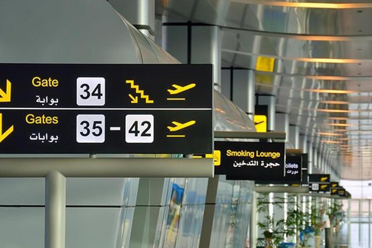 μια πινακίδα σε ένα αεροδρόμιο με βέλη πάνω της