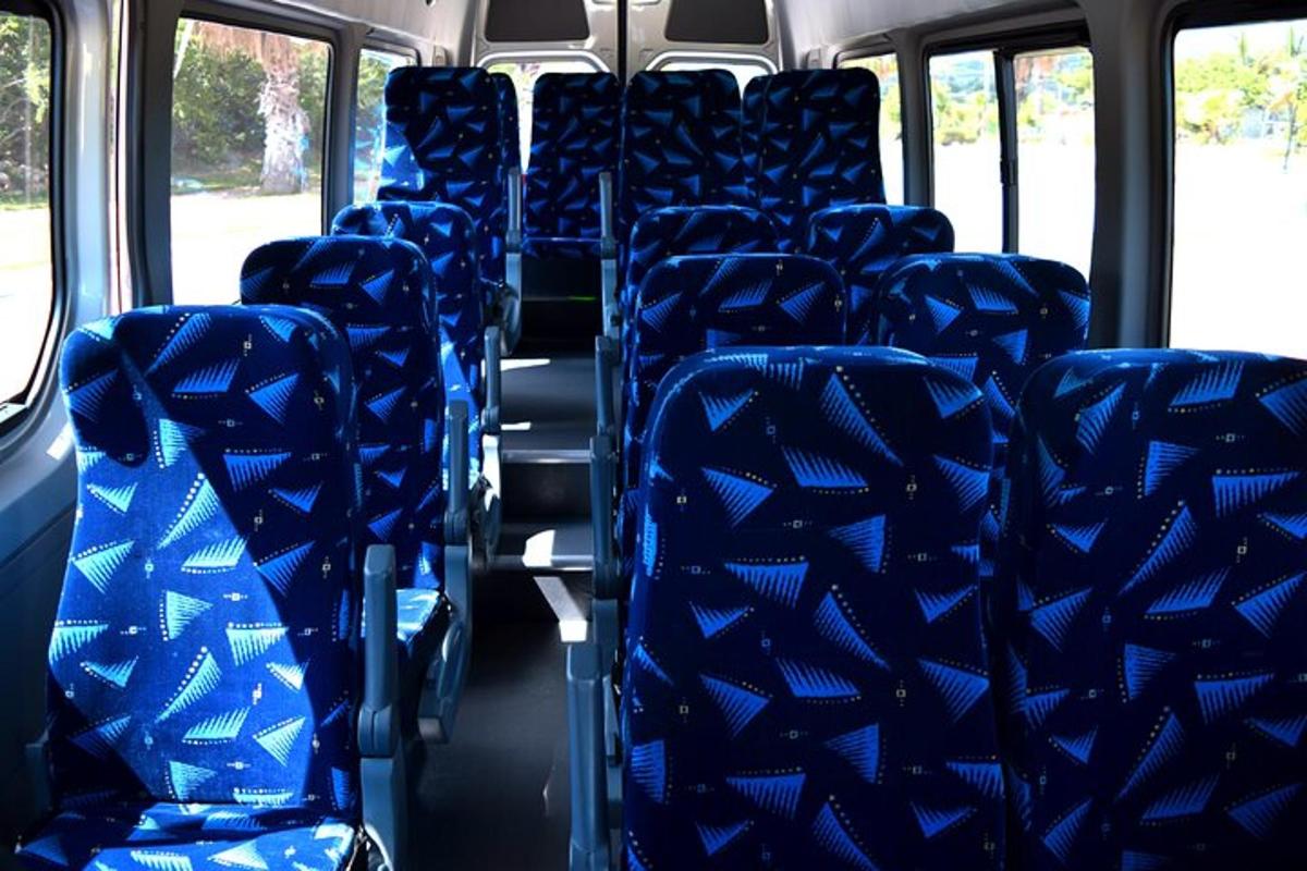skupina modrých sedadel v autobuse
