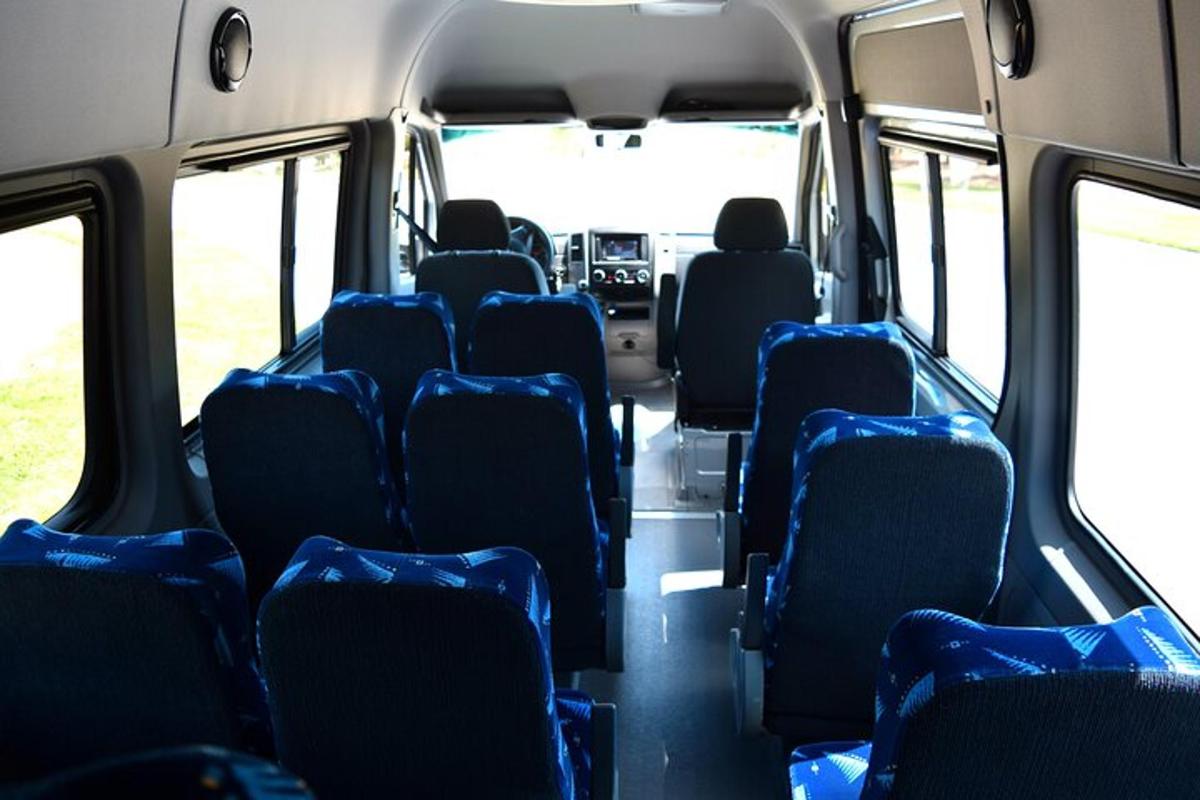 prázdný autobus s modrými sedadly