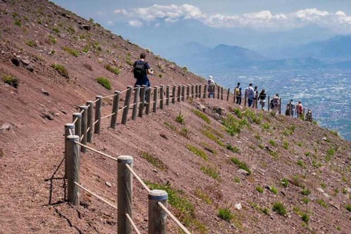 sekumpulan orang berdiri di atas bukit