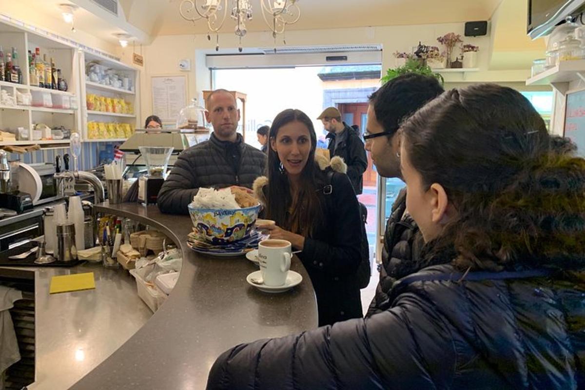 eine Gruppe von Menschen sitzt an einer Theke in einem Café
