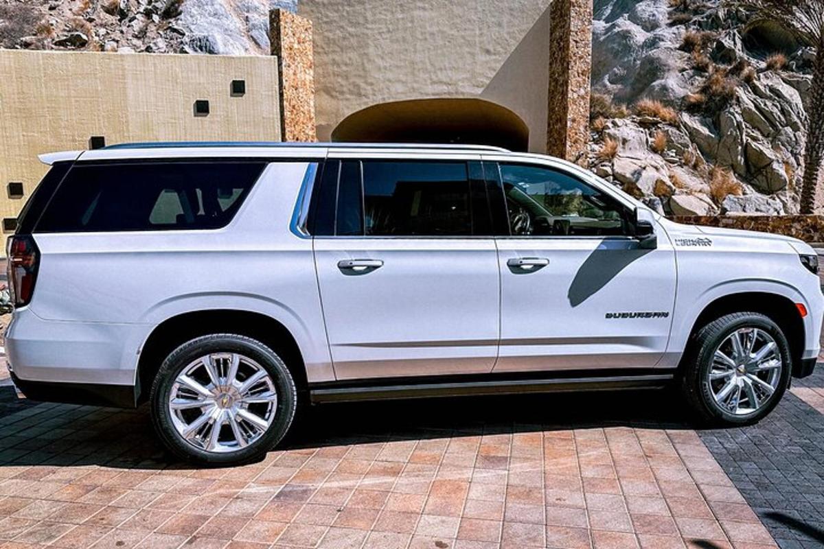 건물 앞에 주차된 흰색 SUV