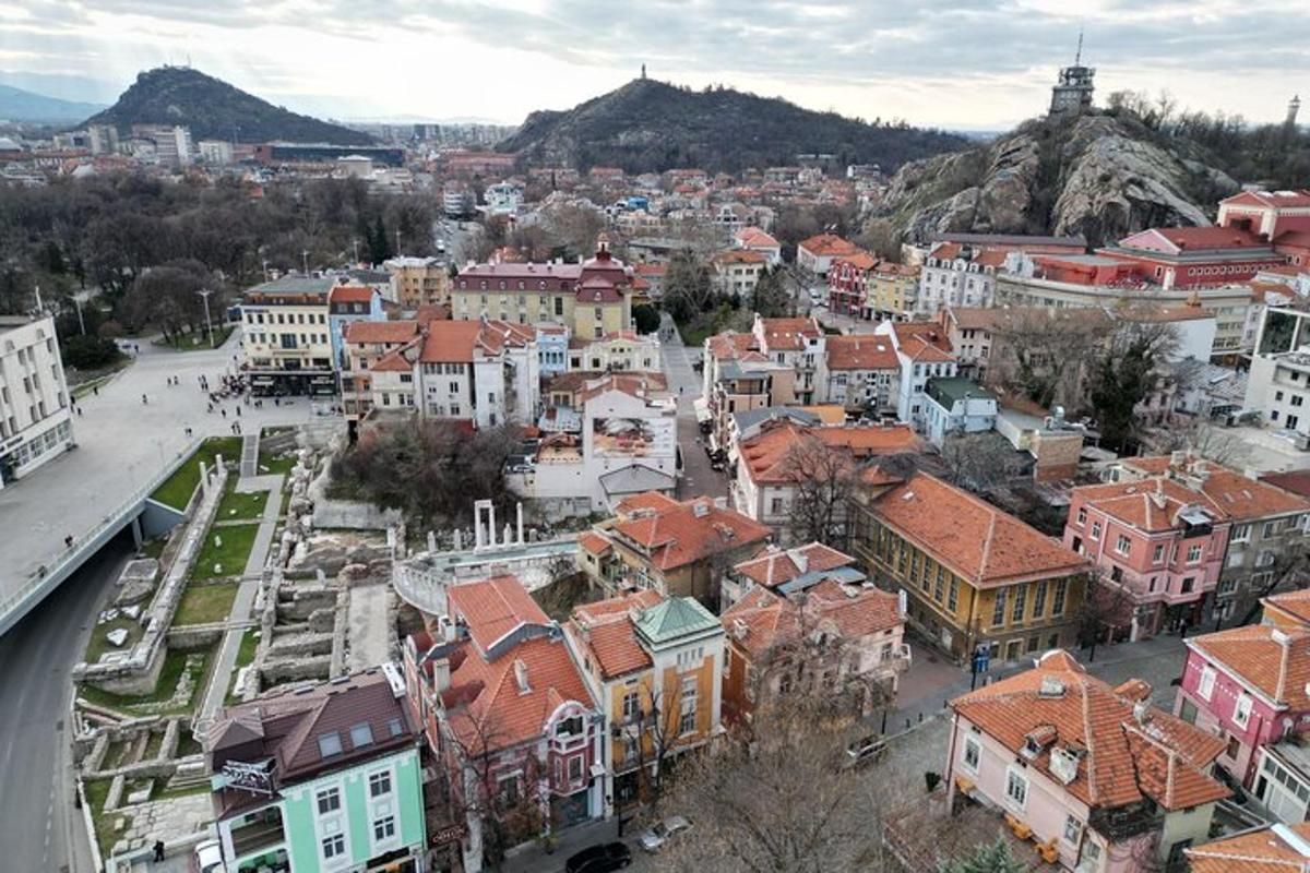 uma vista aérea de uma cidade com edifícios