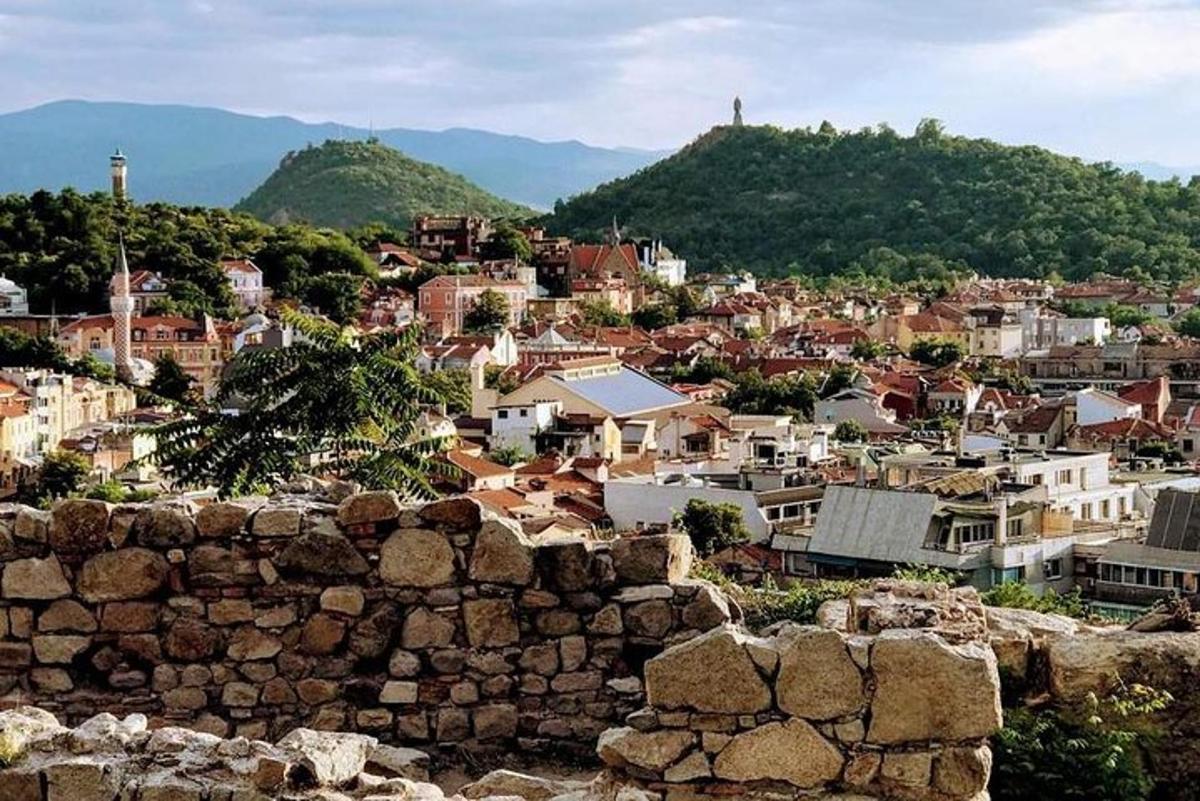 uma vista de uma cidade de cima de um muro de pedra
