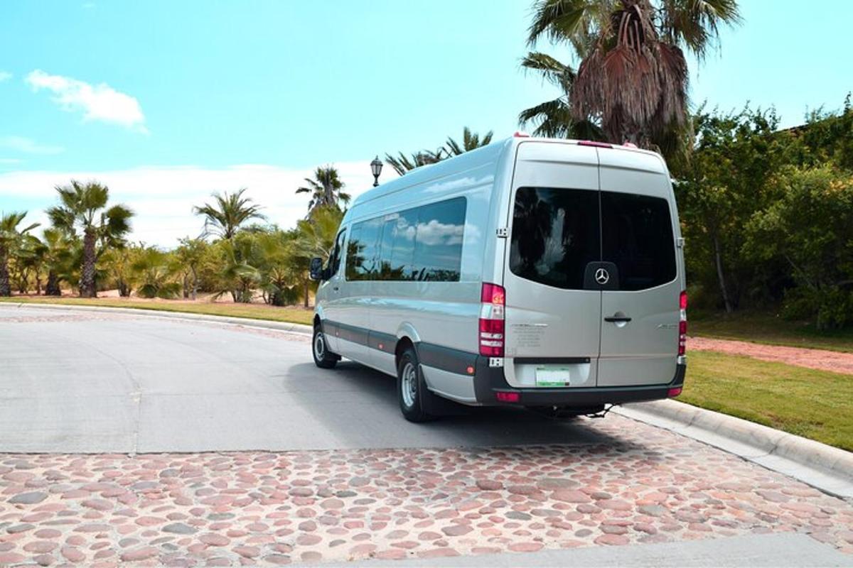 uma van branca estacionada na beira de uma estrada