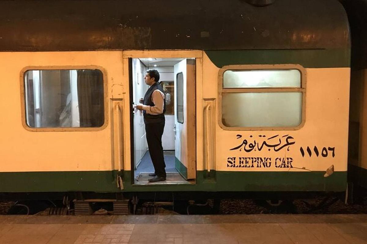 seorang lelaki berdiri di ambang pintu kereta api