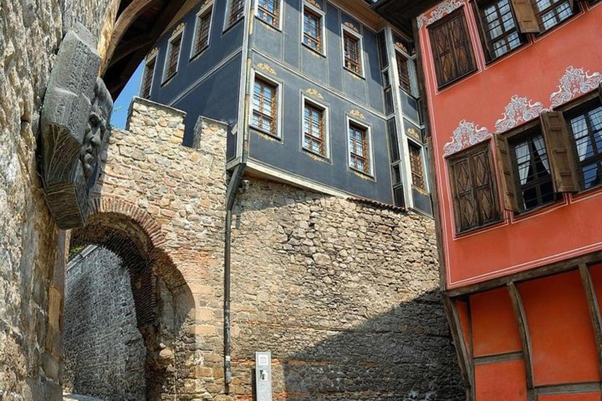 um edifício com um arco ao lado de um edifício de tijolos