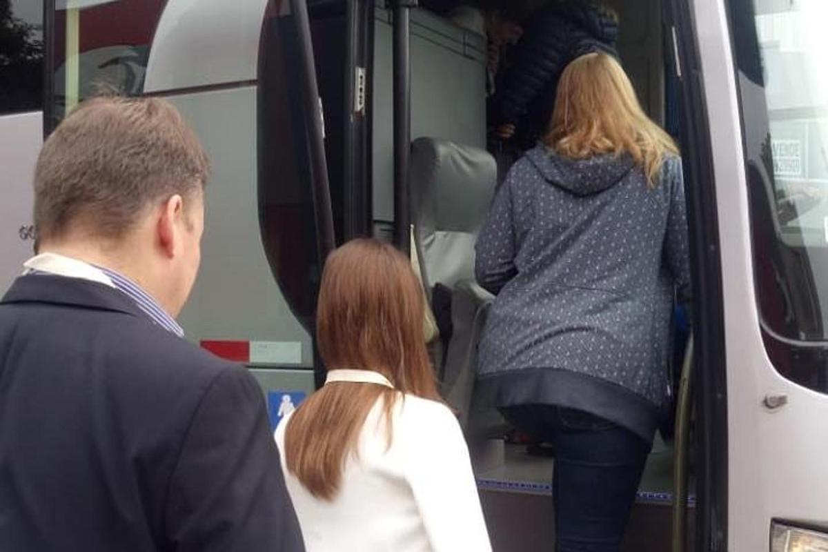 pár lidí nastupujících do autobusu