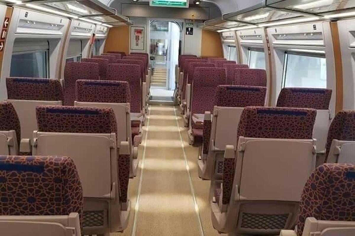 sebuah kereta api kosong dengan tempat duduk merah dan putih