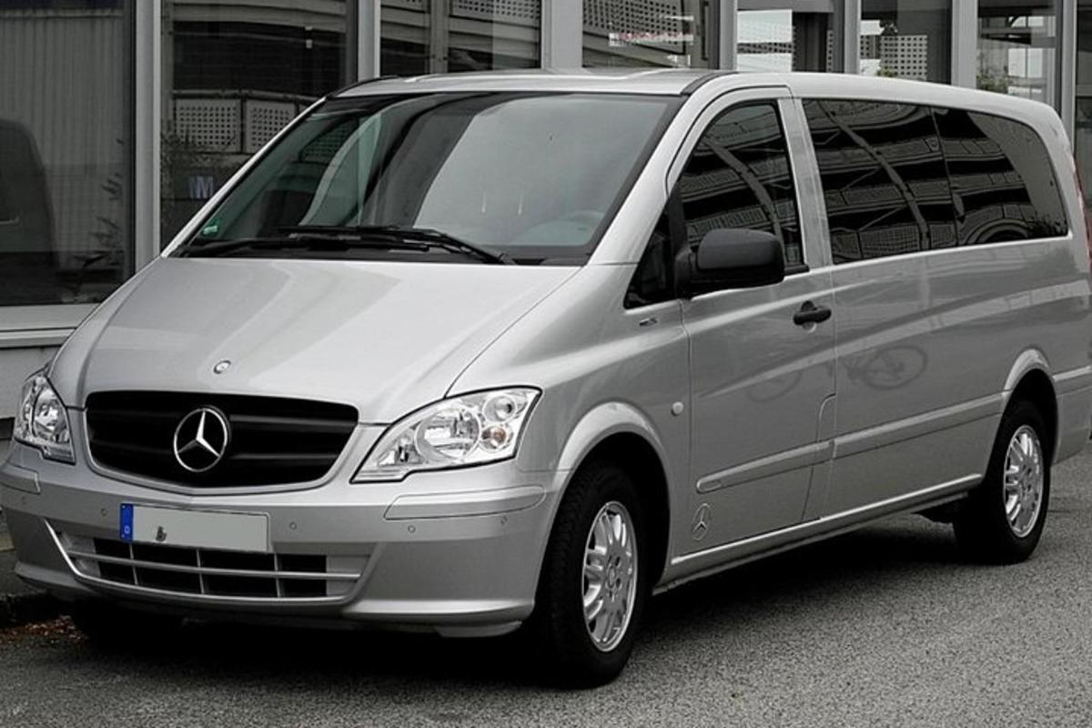 srebrn kombi parkiran na parkirišču