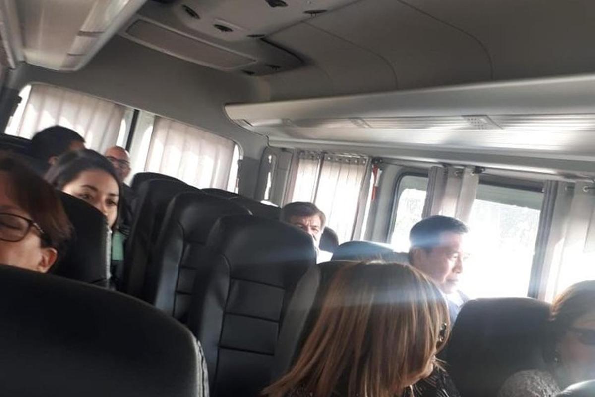 skupina lidí sedících v autobuse