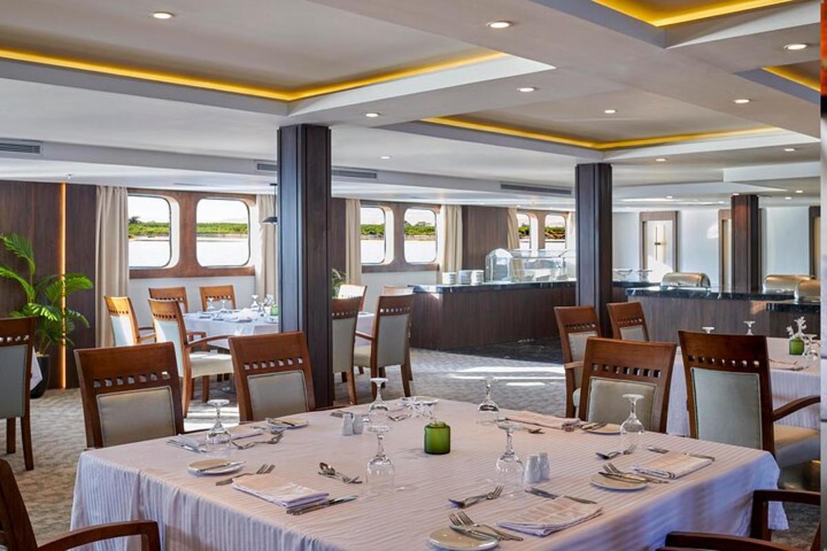 restaurace s bílými stoly a židlemi a barem