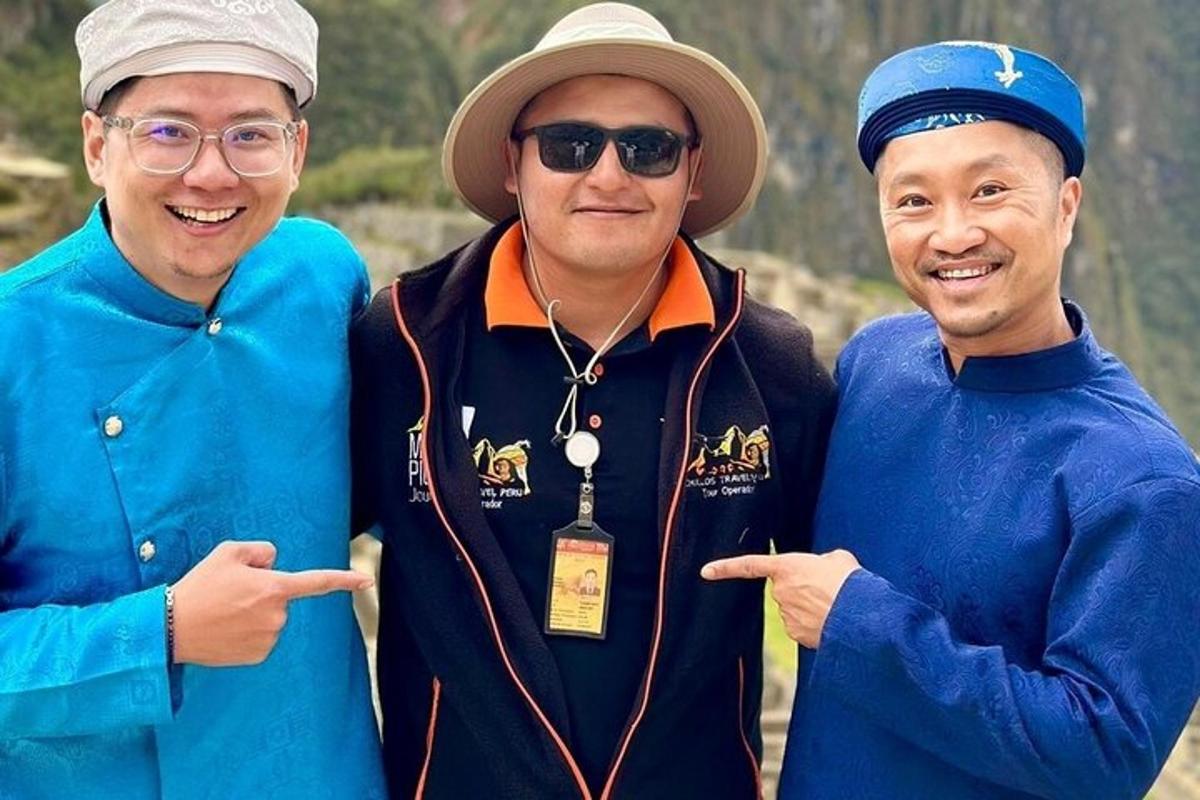 một nhóm ba người đàn ông đứng cạnh nhau