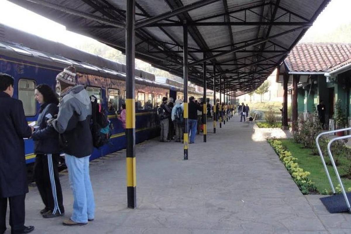 skupina lidí čekajících na vlak na vlakovém nádraží