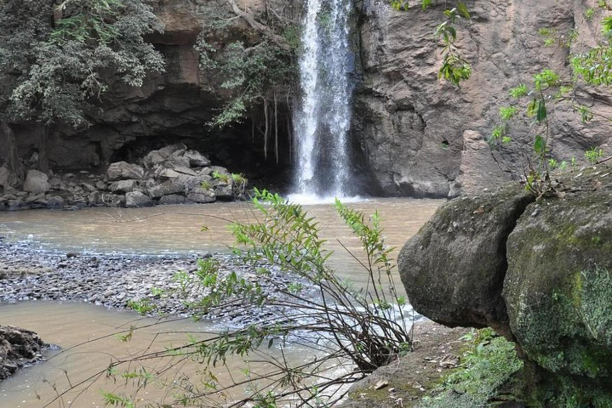 ein Wasserfall mitten in einem Fluss