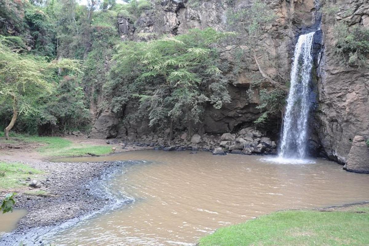 una cascada al vessant d'una muntanya amb una massa d'aigua