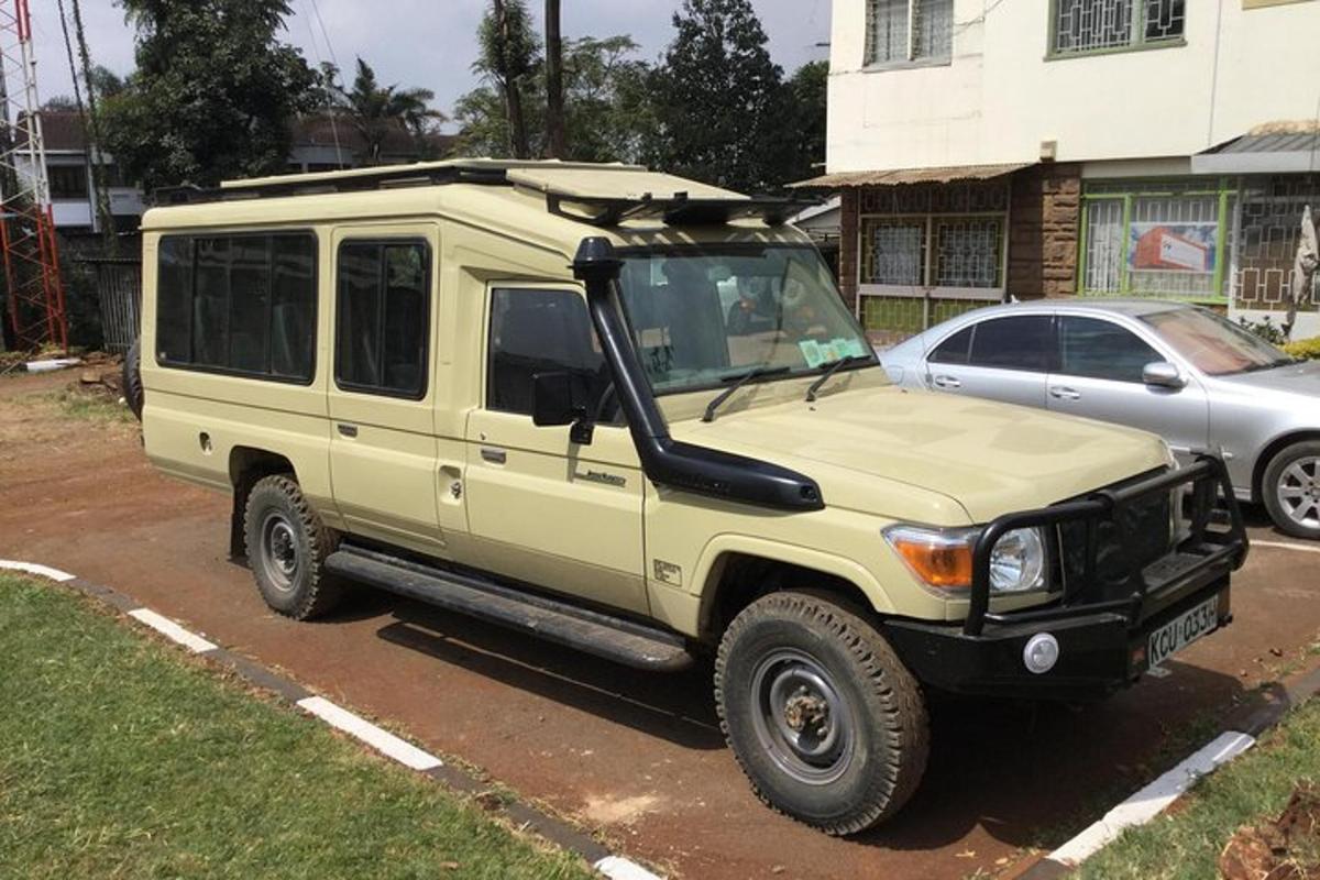 un jeep marró clar aparcat en un aparcament