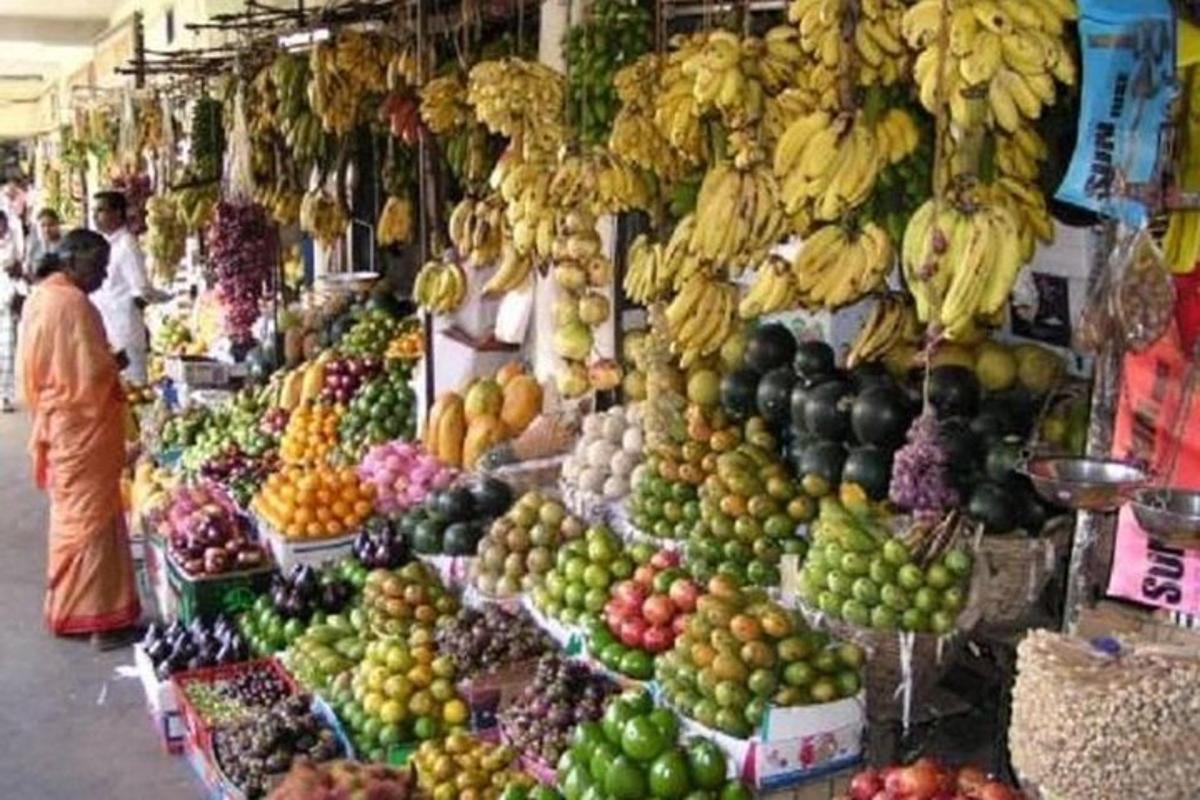 たくさんの果物や野菜が並ぶ市場