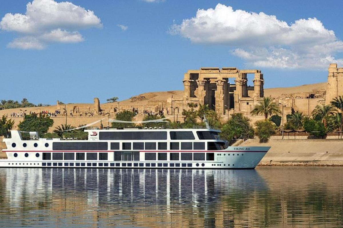 Un crucero en el agua frente a un edificio.