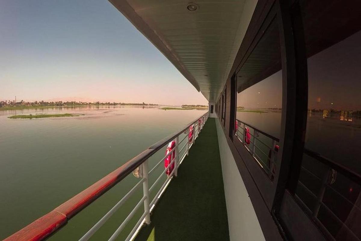 Una vista desde el costado de un tren mirando hacia el agua.